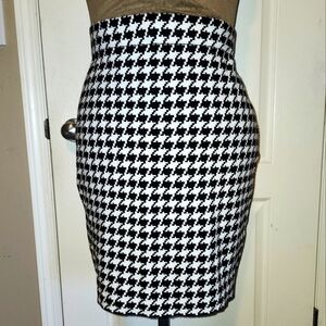 Knit houndstooth hight-waisted pencil skirt in size Large